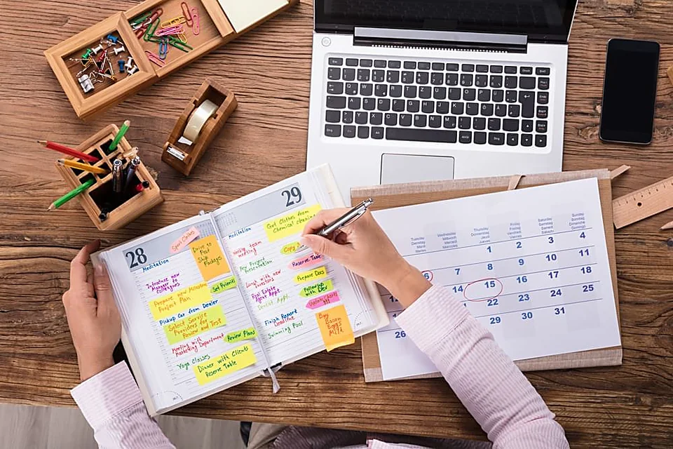 Agenda e calendario aperti per pianificare lo studio settimanale