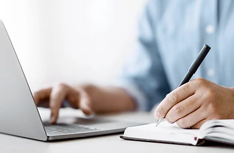 Incontro online: computer e quaderno per gli appunti